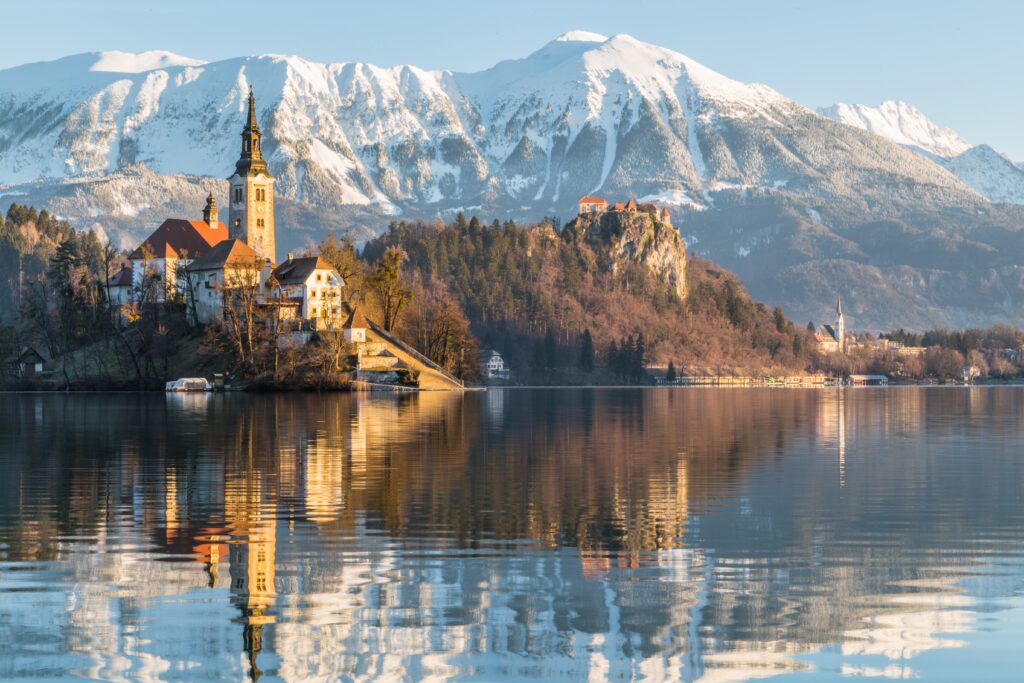 Kirche vor Bergen in Slowenien